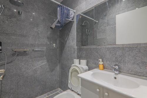 2 Bedroom Apartment-8P-Madeleine With Netflix - image 3