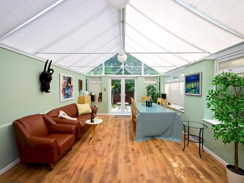 Stylish 3-Bed Home in Canton wGarden Parking Pass The Keys gîte à louer Leckwith