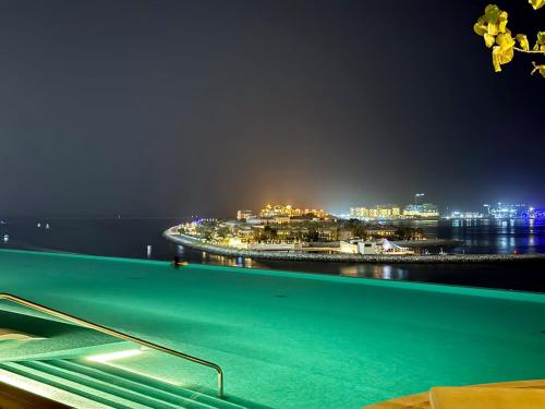 Seaside Bliss Chic 1BR with Balcony, Pool & Gym, Dubai