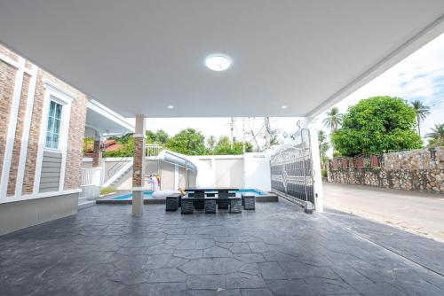 Balcony/terrace, Pool Villa Pattaya •3BR • Slide • Karaoke in Khao Mai Keaw