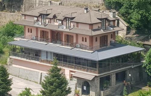 A szálláshely kívülről, Archontiko Tzoumerkon in Agnanta