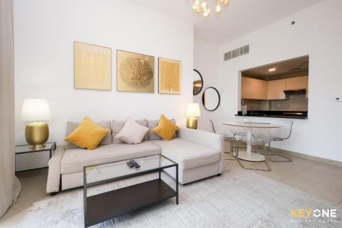 Sophisticated One Bedroom with Full Marina View - image 5