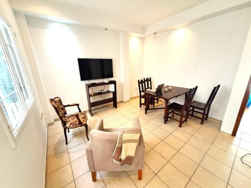 Departamento con Terraza y Parrilla. in Parque Chas