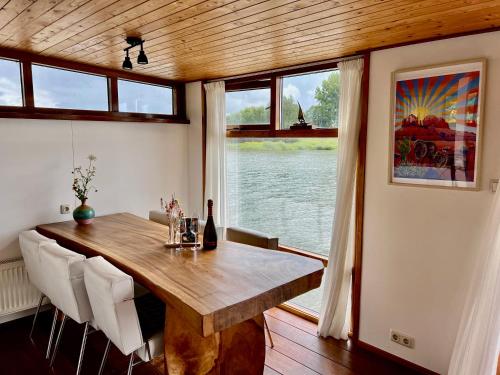 Wyposażenie, Chic stays on the Rhine in Utrechtsestraat