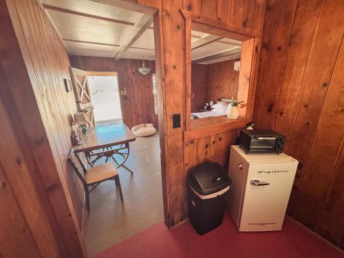Room 7 - Downtown Joshua Tree Motel - Pet Friendly - Walk to Shops & Visitor Center, Minutes to Park Entrance, Joshua Tree (zdjęcie 10)