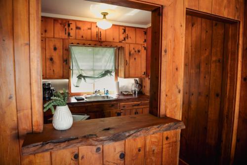Room 7 - Downtown Joshua Tree Motel - Pet Friendly - Walk to Shops & Visitor Center, Minutes to Park Entrance, Joshua Tree (zdjęcie 8)