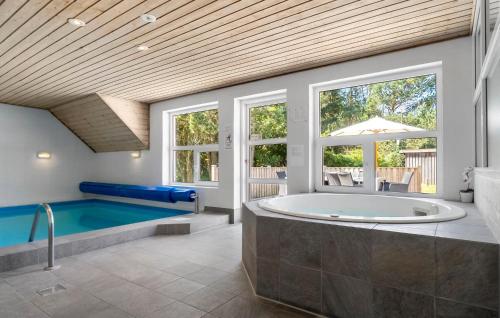 Uima-allas, Holiday Home Søren Gades Mark Blavand Denm in Oksby
