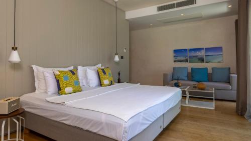 1 twin bed, 1 sofa bed