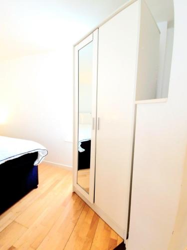 Birmingham City Centre Apartment Lift TV, Birmingham (photo 10)
