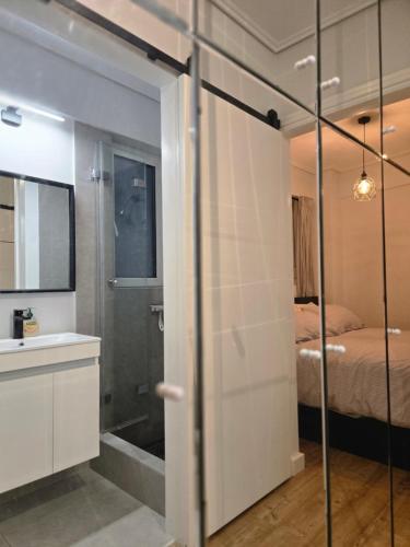 suihku, Acropolis View Sky Suite with Jacuzzi near Metro in Dafni