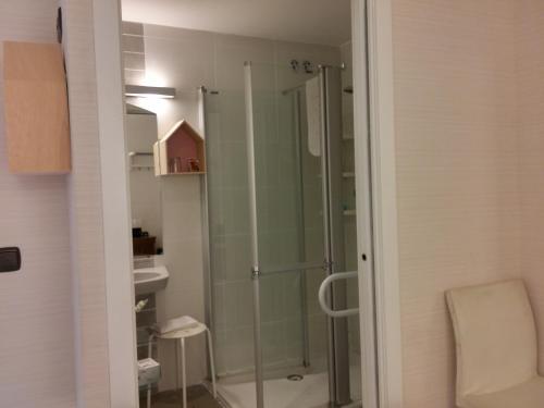 Twin Room with Private Bathroom image 9
