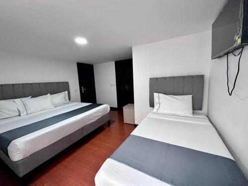 1 queen bed, 1 twin bed
