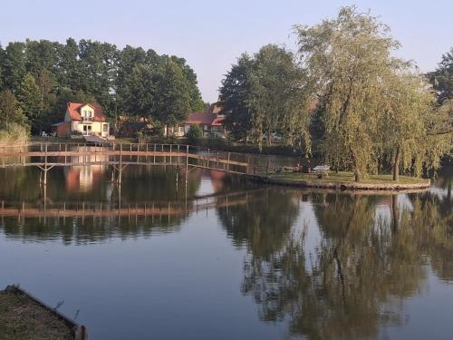 Agrowczasy Nad Stawem - Plus strefa jacuzzi przy domu z jedną sypialnią