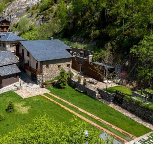 Authentic 16th-century chalet beautifuly renovated in La Cortinada