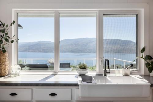 Magical Lake View, Peachland
