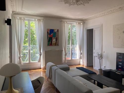 Very charming Haussmannian apartment with balcony, Paris