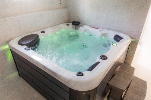 Karstais baseins, Modern Home with Spa & Jacuzzi near Korana River by Destination GREEN Croatia in Galović Selo