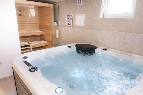 Karstais baseins, Modern Home with Spa & Jacuzzi near Korana River by Destination GREEN Croatia in Galović Selo