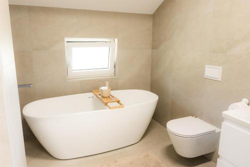 Vannas istaba, Modern Home with Spa & Jacuzzi near Korana River by Destination GREEN Croatia in Galović Selo