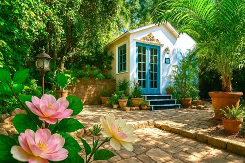 Enchanting Gated Hollywood Hills Oasis with Tranquil Treet-Top Views, Outdoor Living Room and Patios, Magical Zen Garden, Plus Bonus Romantic Guest House and Free Garage in LA's Most Desirable Central Serene Area, Sleeps 8-10, Лос-Анджелес (фото 8)