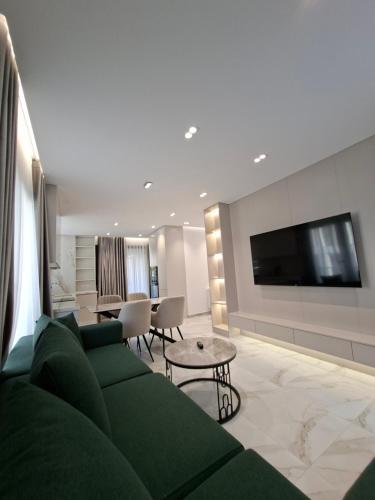 Oneluxury, Тирана