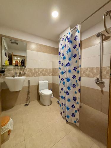 Skyluxe Designer Suites with rooftop Pool Gym Sauna & Self Check In - image 10