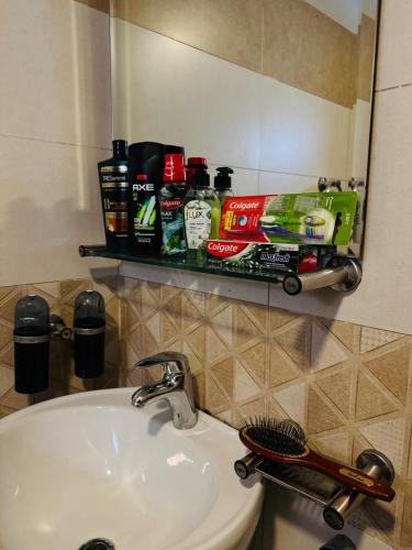 Skyluxe Designer Suites with rooftop Pool Gym Sauna & Self Check In - image 7