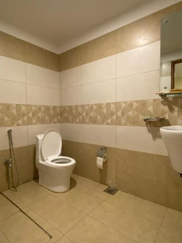 Skyluxe Designer Suites with rooftop Pool Gym Sauna & Self Check In - image 6
