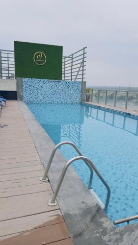 Skyluxe Designer Suites with rooftop Pool Gym Sauna & Self Check In - image 4