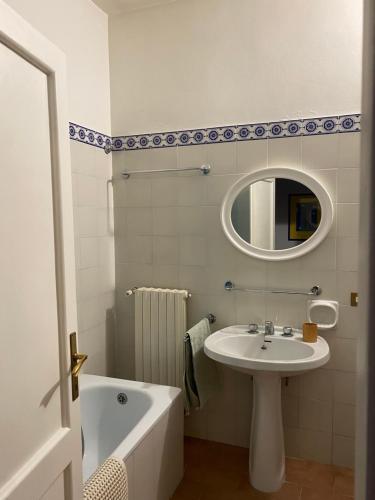 ห้องน้ำ, La Casa del Bosco in รอกกา ดิ ปาปา