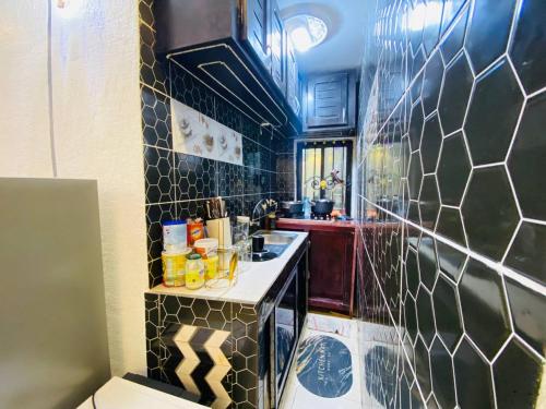 Stylish Apt Designer Kitchen in 布納貝里