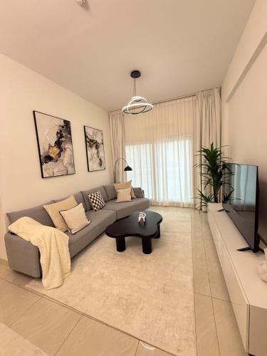 Premium 1BR, 2 Bath, Walk to Circle Mall, Pool & Gym, Dubaï