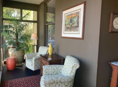 The Madison House Upstairs Apartment near Overton Park