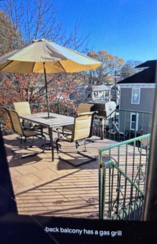 The Madison House Upstairs Apartment near Overton Park