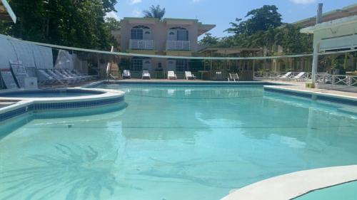 Fun Holiday Beach Hotel in เนกริล