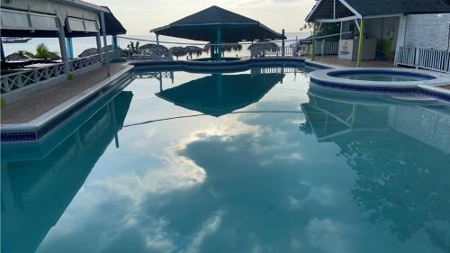 Fun Holiday Beach Hotel in เนกริล