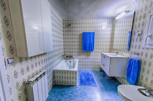Bathroom, Casa Rural El Solanar in Castelseras