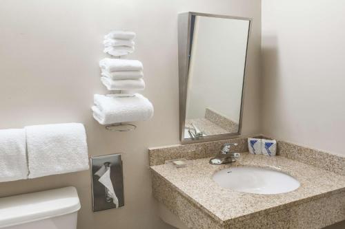 Super 8 by Wyndham Airdrie AB