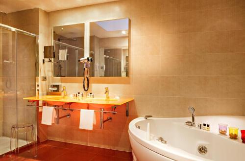 Jazz Hotel - image 6