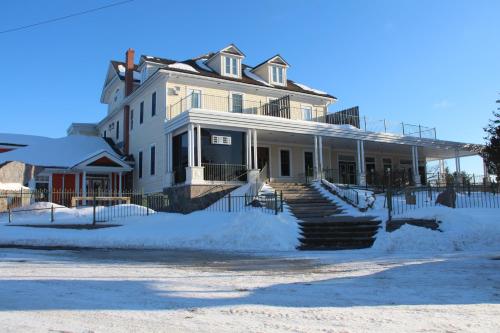vhod, Burleigh Falls Inn in Trent Lakes