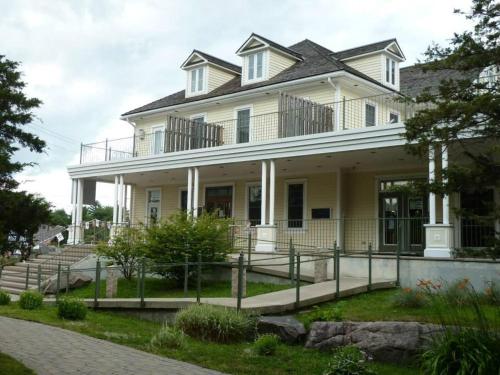 vhod, Burleigh Falls Inn in Trent Lakes