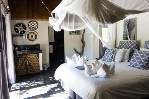 1 king bed, 2 twin beds, 1 sofa bed