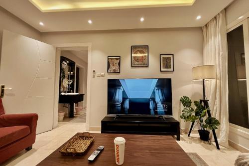 has a roof 3BR 20 min to Airport – khách sạn tại Al Malqa