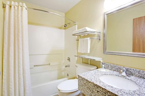 Econo Lodge Spotsylvania Town Center - 화장실