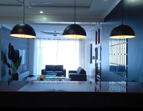 Emayian ventures in 尼亞利海灘