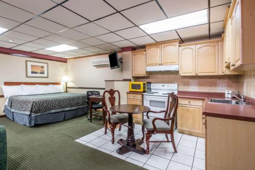 Days Inn by Wyndham Pittsburgh - image 8