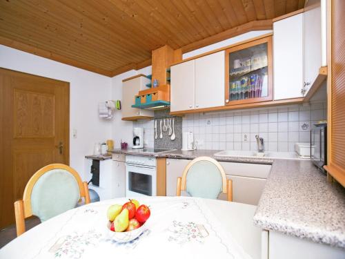 keuken, Chalet in Leogang near Ski Slopes in Madreit