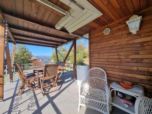 Balkons/terase, Chalet in Marliana near center in Localita Goraiolo