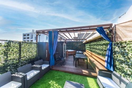 3 minutes from Sangenjaya 90square meters 50square meters rooftop 3LDK Relaxing Tokyo stay with rooftop, jacuzzi projector