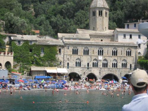 สภาพแวดล้อมโดยรอบ, Escape Near Cinque Terre in โมเนลยา